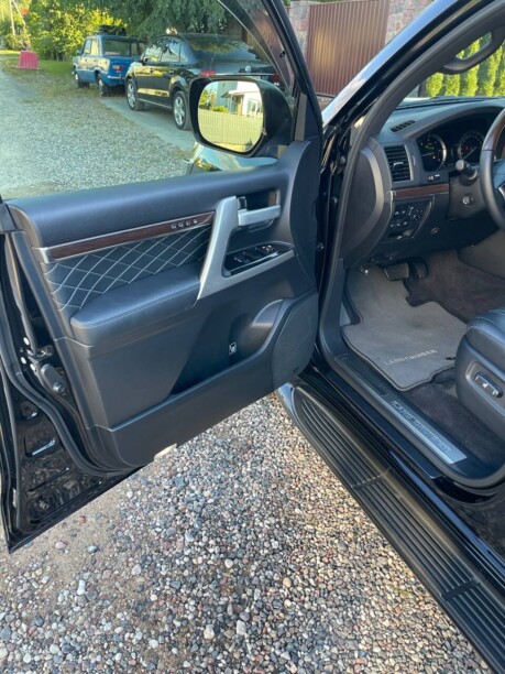 Toyota Land Cruiser J200 · 2-й рестайлинг, 7 мест, 2018 г.