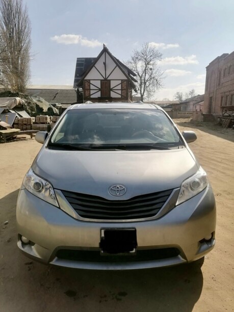 Toyota Sienna III (XL30), 7 мест, 2010 г.