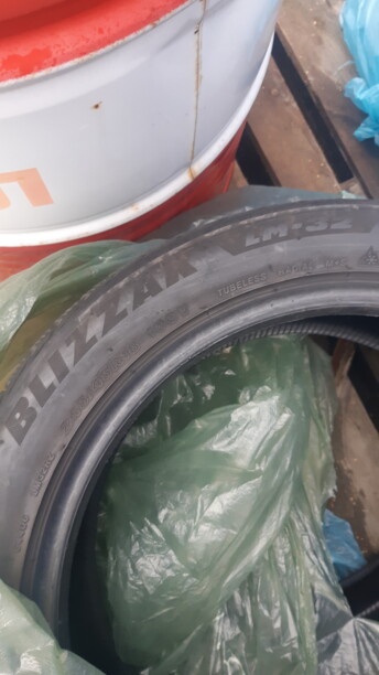 Легковые шины Bridgestone BLIZZAK LM-32 245/45 R18 4 шт.