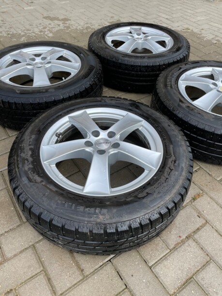 Легковые шины Pirelli 225/65 R17 4 шт.