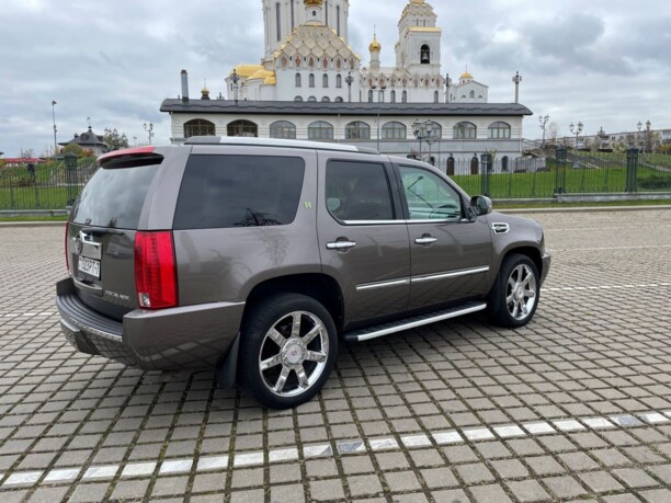 Cadillac Escalade III, 7 мест, 2010 г.