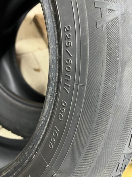 Легковые шины Yokohama 225/60 R17 2 шт.