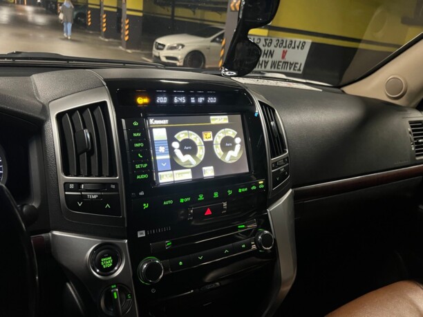 Toyota Land Cruiser J200 · Рестайлинг, 7 мест, 2014 г.
