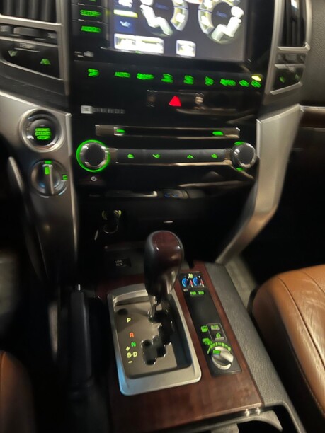 Toyota Land Cruiser J200 · Рестайлинг, 7 мест, 2014 г.