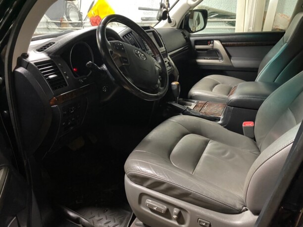 Toyota Land Cruiser J200, 7 мест, 2010 г.