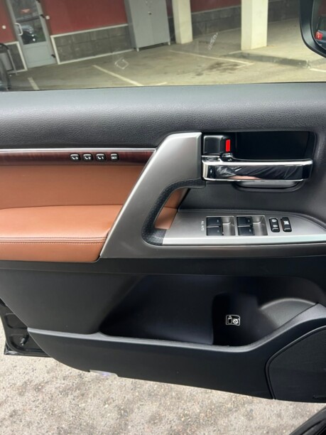 Toyota Land Cruiser J200 · Рестайлинг, 7 мест, 2014 г.