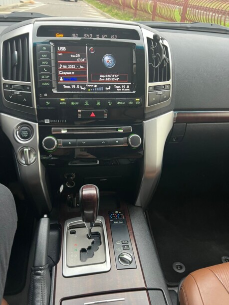 Toyota Land Cruiser J200 · Рестайлинг, 7 мест, 2014 г.