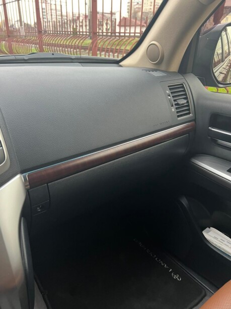 Toyota Land Cruiser J200 · Рестайлинг, 7 мест, 2014 г.