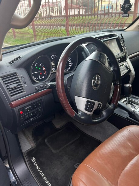 Toyota Land Cruiser J200 · Рестайлинг, 7 мест, 2014 г.