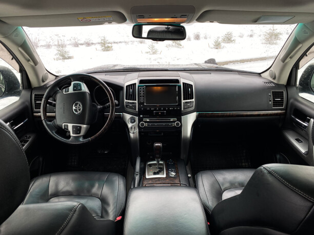 Toyota Land Cruiser J200 · Рестайлинг, 7 мест, 2014 г.