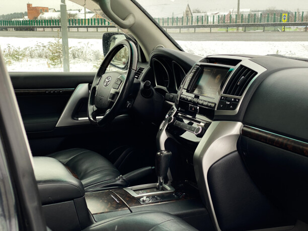Toyota Land Cruiser J200 · Рестайлинг, 7 мест, 2014 г.