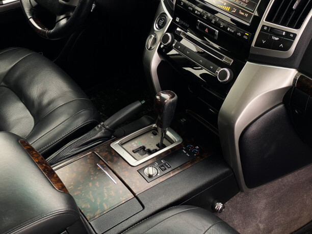 Toyota Land Cruiser J200 · Рестайлинг, 7 мест, 2014 г.