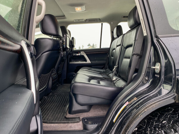 Toyota Land Cruiser J200 · Рестайлинг, 7 мест, 2014 г.