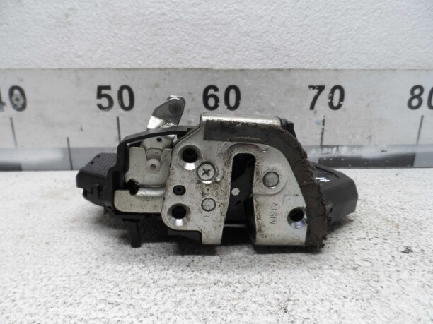 Замок левой задней двери для Toyota Land Cruiser J100 · Рестайлинг 2002 - 2005