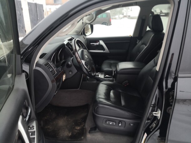 Toyota Land Cruiser J200 · Рестайлинг, 7 мест, 2012 г.