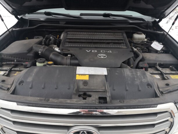 Toyota Land Cruiser J200 · Рестайлинг, 7 мест, 2012 г.