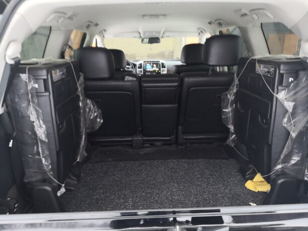 Toyota Land Cruiser J200 · Рестайлинг, 7 мест, 2012 г.