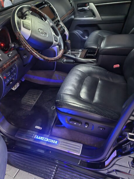 Toyota Land Cruiser J200 · Рестайлинг, 7 мест, 2013 г.