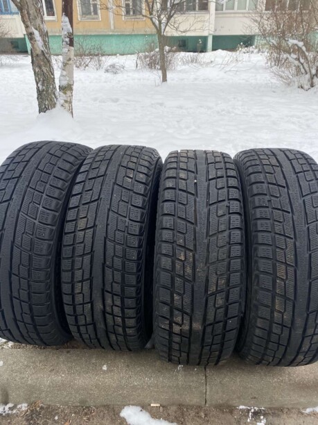 Легковые шины Yokohama 235/65 R17 4 шт.