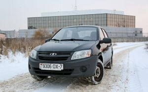 Lada Granta на подъемнике. «Машина проехала 116 тыс. км, а кроме нескольких очагов коррозии проблем нет»