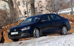 VW Jetta на подъёмнике. «Тот самый случай, когда переплачивать за Passat не имеет смысла»