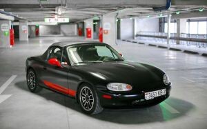 Внутри спорт, снаружи — яркий родстер. Японская «зажигалка» Mazda MX-5