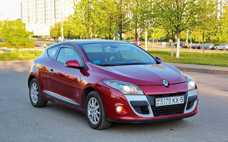 «Cимпатичный, но не практичный». Renault Megane Coupe на подъёмнике