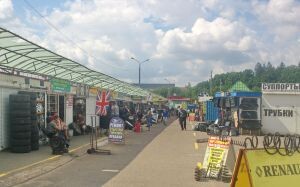 «Из-за кризиса на рынке торгуют нарезкой, как в 90-х». Столичные шинники бьют тревогу