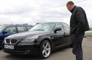 «Вы её не потянете». Готовы ли уступить в цене продавцы машин с пометкой «без торга»?