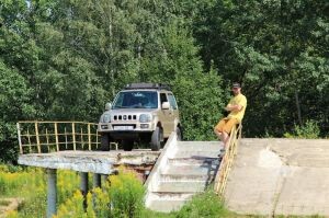 Suzuki Jimny на подъемнике. «Компактный джип с рамой и полным приводом — конкурентов ему нет»