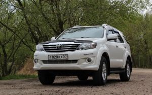 «Лес и бездорожье — вот его стихия». Toyota Fortuner на подъемнике