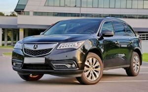 Acura MDX на подъемнике. «На сервис не езжу — нет нужды»