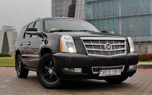 Cadillac Escalade на подъемнике. «6-литровый монстр расходует всего 12 литров»