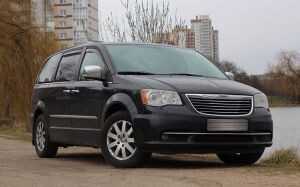 Chrysler Grand Voyager на подъемнике. «Мягкий диван на колесах»