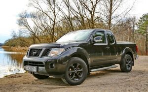 Nissan Navara D40 на подъемнике. «Один недостаток — маленькая кабина»