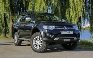 Mitsubishi Pajero Sport на подъемнике. «Нагрузки экстремальные, а состояние — идеальное»
