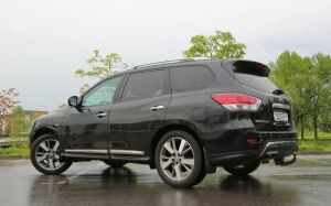 Nissan Pathfinder (R52) на подъемнике. «Дорогая шумоизоляция утяжелила машину на 220 кг — подскочил и расход»