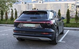 Белорус привез небитый Audi e-tron из США. Доставка «электрички» влетела в копеечку