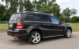 Mercedes-Benz GL X164 на подъёмнике. «Приехал на встречу, а цену подняли на $5 000!»