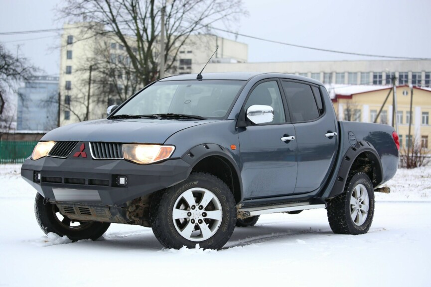 Mitsubishi L200 (4G) на подъёмнике. «На внедорожной резине зимой лучше не ездить — сносит»