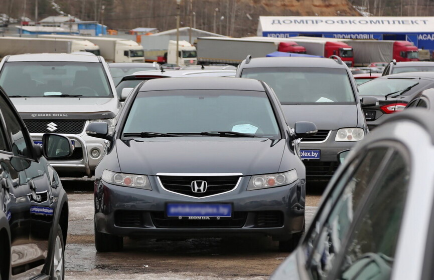 «Верим в лучшее и покупателей из России». Внимательно изучили цены на авторынке в Малиновке
