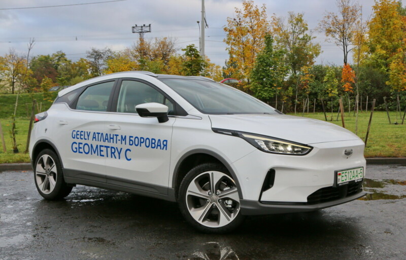 «Круче, чем у Tesla! Но цены лучше не озвучивать». Что говорят в автосалонах Geely о Geometry С