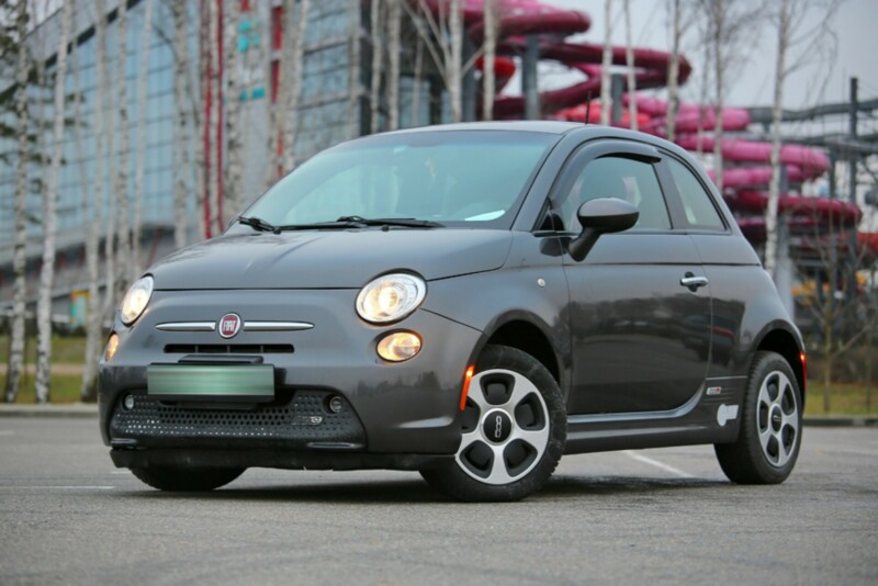 «Цена 100 километров зимой — 1,80 рубля». Белорус о владении электрическим Fiat 500e