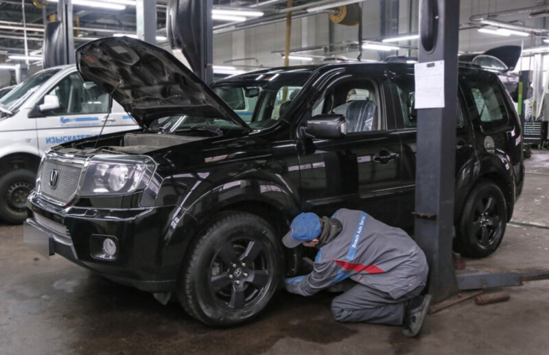 Honda Pilot на подъёмнике. «С таким возрастом и объёмом невозможно не доливать масло»