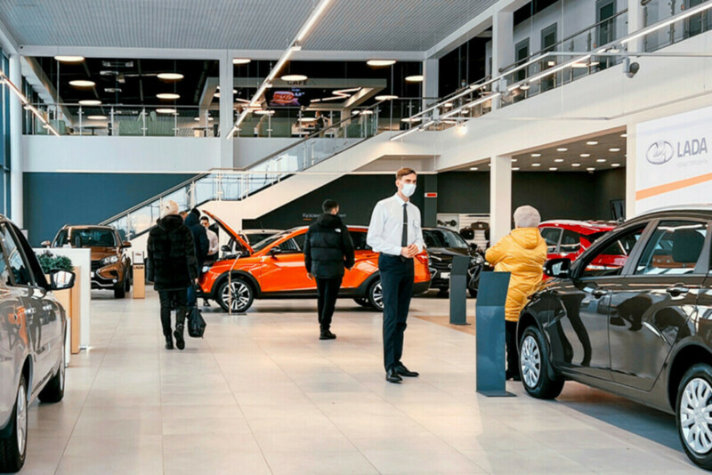 «Едва успеваем разгружать! Новые LADA за 23 500 BYN раскупают как горячие пирожки»