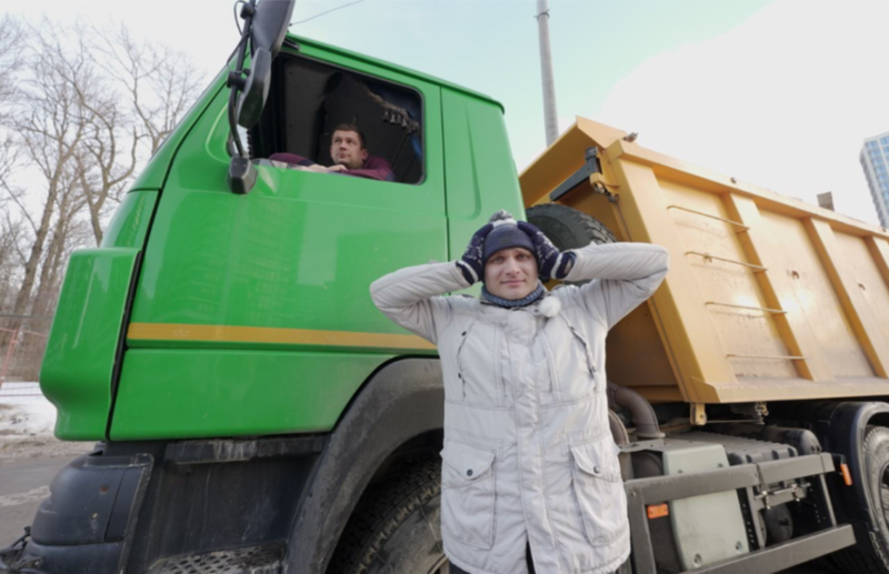 «В конце дня позвоночник вываливается в штаны». Расспросили водителя самосвала о белорусских грузовиках МАЗ