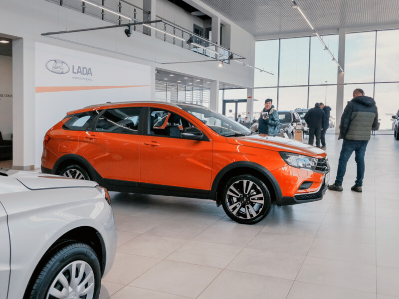 Автомобилей мало, но они всё ещё есть. Какие новые LADA ещё можно купить по прежним ценам?