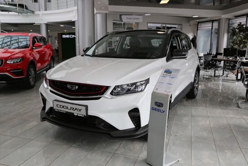 «Размер зарплаты лучше уточнять в банке». Узнали, продают ли ещё Geely и Kia в кредит