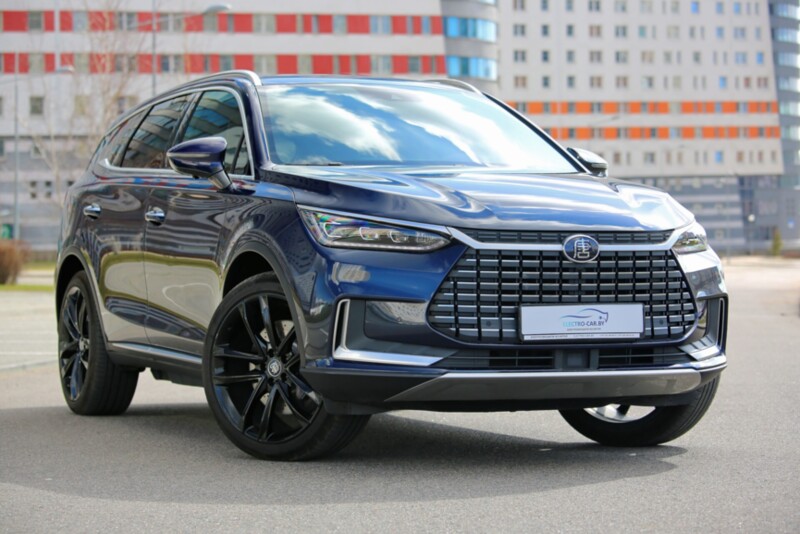 «Из заявленных 500 км проезжает 300». Изучаем семиместный электрокар BYD Tang