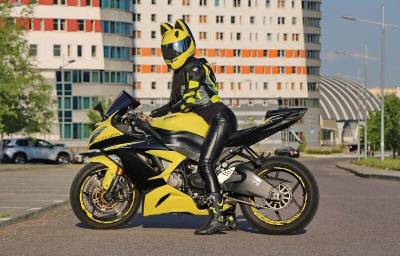 MotoKris на жёлтом Kawasaki Ninja: «За комбинезон в стиле Бамблби отдала $1 000»
